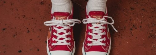 Новая обувь часто натирает ноги (изображение создано с помощью ИИ)