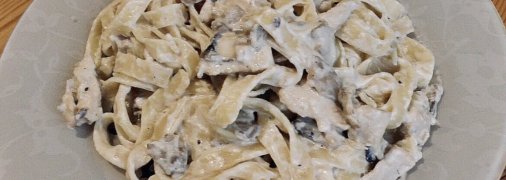 Паста з куркою та грибами