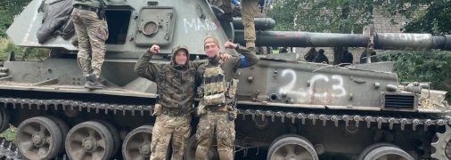 Українські воїни після успішної атаки