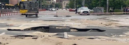 Возле Ocean Plaza провалилась дорога: что сейчас происходит на месте ЧП в Киеве (видео)