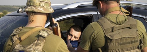 Співробітники ТЦК перевіряють документи у водія