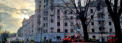 Попри наслідки удару, у будинку продовжують жити люди