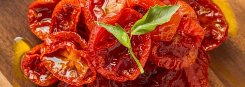 Такі помідори є дуже смачним доповненням до страв (зображення створено за допомогою ШІ)