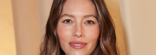 Джессіка Біл все ще молода та приваблива