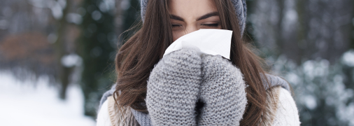 Дівчина взимку на вулиці