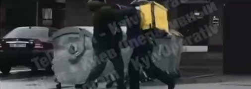 "Нова послуга Glovo": у Києві кур’єр відправив у нокаут перехожого (відео)