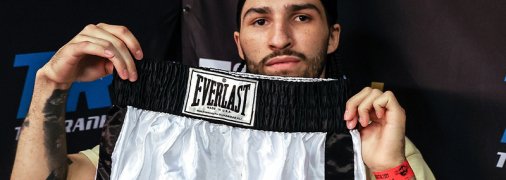 Внук Мохаммеда Али дебютировал в боксе в шортах легендарного дедушки