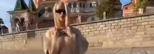 Лола Банни обнажила грудь на Красной площади