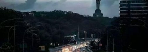 Украинцы вынужденно приспосабливаются к массовым перебоям со светом