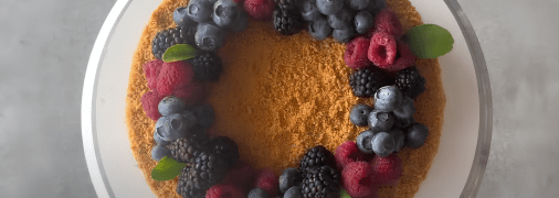 Апетитний медовик, перемащений сметанним кремом