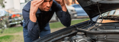 Мужчина смотрит под капот