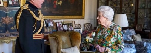 Елизавета II впервые за месяц появилась на публике