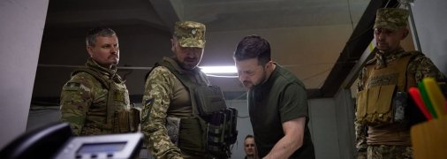 Зеленський під час відвідування військових на Донбасі