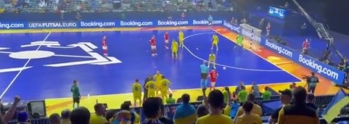 Українські вболівальники підтримують свою команду на матчі проти росіян