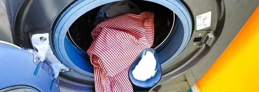 Крупная соль растворяет известковые отложения  , остатки мыла и бактерии