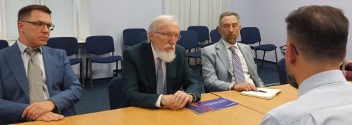 Генеральный директор SEC Newgate Фиоренцо Тальябуэ (на фото в центре)