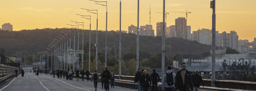 Люди пешком переходят мост после атаки РФ