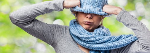 Дівчина в шапці та шалику