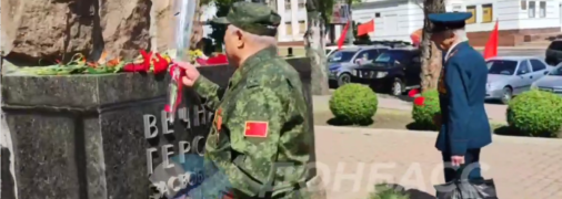 Букети до пам'ятників кладуть дуже скромні