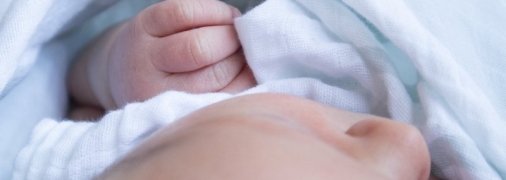 Стало известно, кто воспитает сыновей женщины, умершей после домашних родов в Ровно