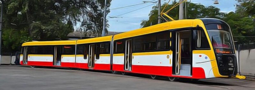 Газонокосильщик попал под трамвай в Одессе: он чудом остался жив, но не может выбраться (видео 18+)