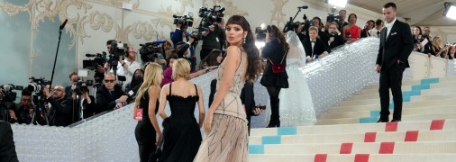 Емілі Ратаковскі у сукні із заниженою талією демонструє один із головних трендів 2024 року