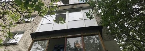 Пока мама "обслуживала" клиента: в Черкассах ребенок едва не выпал из окна (фото, видео)