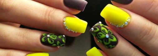 Маникюр 2020: модные тенденции желтого дизайна со стразами (Фото)