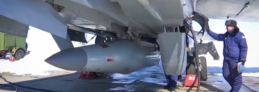 Завантаження ракет на літак окупантів