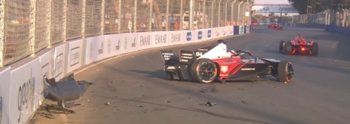 Известный гонщик попал в жуткую аварию: куски машины разлетелись по всей трассе (видео)