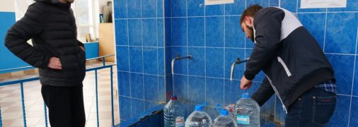 Одесситы набирают воду в бювете