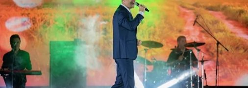 На сцену вышел российский певец Куприк