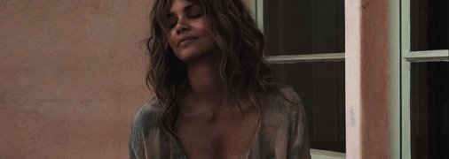 53-летняя Холли Берри намекнула поклонникам на нового возлюбленного