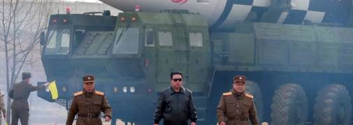 Северокорейский диктатор на фоне своих ракет