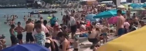 Яблоку негде упасть: одесский пляж переполнен отдыхающими (видео)