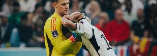 Нойєр втішає партнера по команді після вильоту з ЧС-2022