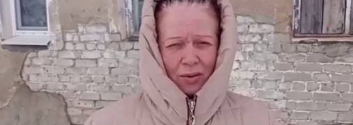 Жінка живе в злиднях