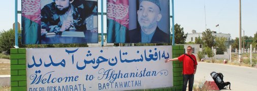 Плакат на выезде с легендарного "Моста Дружбы" на афганской стороне