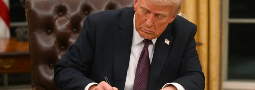 Дональд Трамп подписывает документ