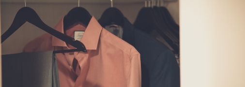 Як прибрати складки на одязі без праски