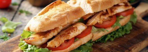 Сэндвич с курицей – сытный и простой перекус (изображение создано с помощью ИИ)