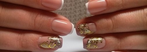 Маникюр 2020: стильные идеи дизайна с золотыми цветами (Фото)