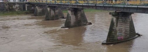 Вода хлинула на дороги та затопила будинки: через дощі на Закарпатті почалася сильна повінь