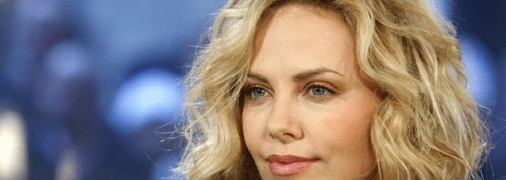 «Ты словно должна все уметь от рождения»: Шарлиз Терон о трудностях материнства