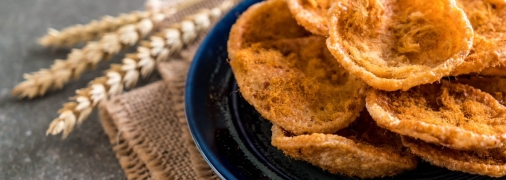 Получается хрустящим снаружи и нежным внутри