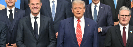 Крайний слева – Эммаэуэль Макрон. Правее внизу – Марк Рютте, Дональд Трамп и Кир Стармер. Правее вверху от Рютте – Фридрих Мерц