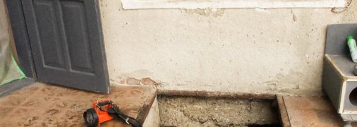 Подвал, в котором нашли тела