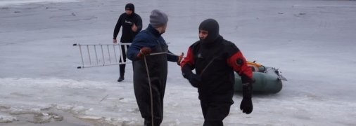 В Запорожье водолазы подняли из воды тело подростка, провалившегося под лед (фото и видео)