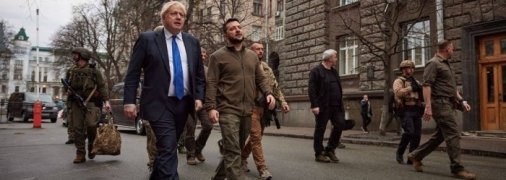 Джон и Зеленский прогулялись по улицам Киева