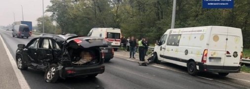 На трассе под Киевом разбился микроавтобус, много пострадавших (фото)